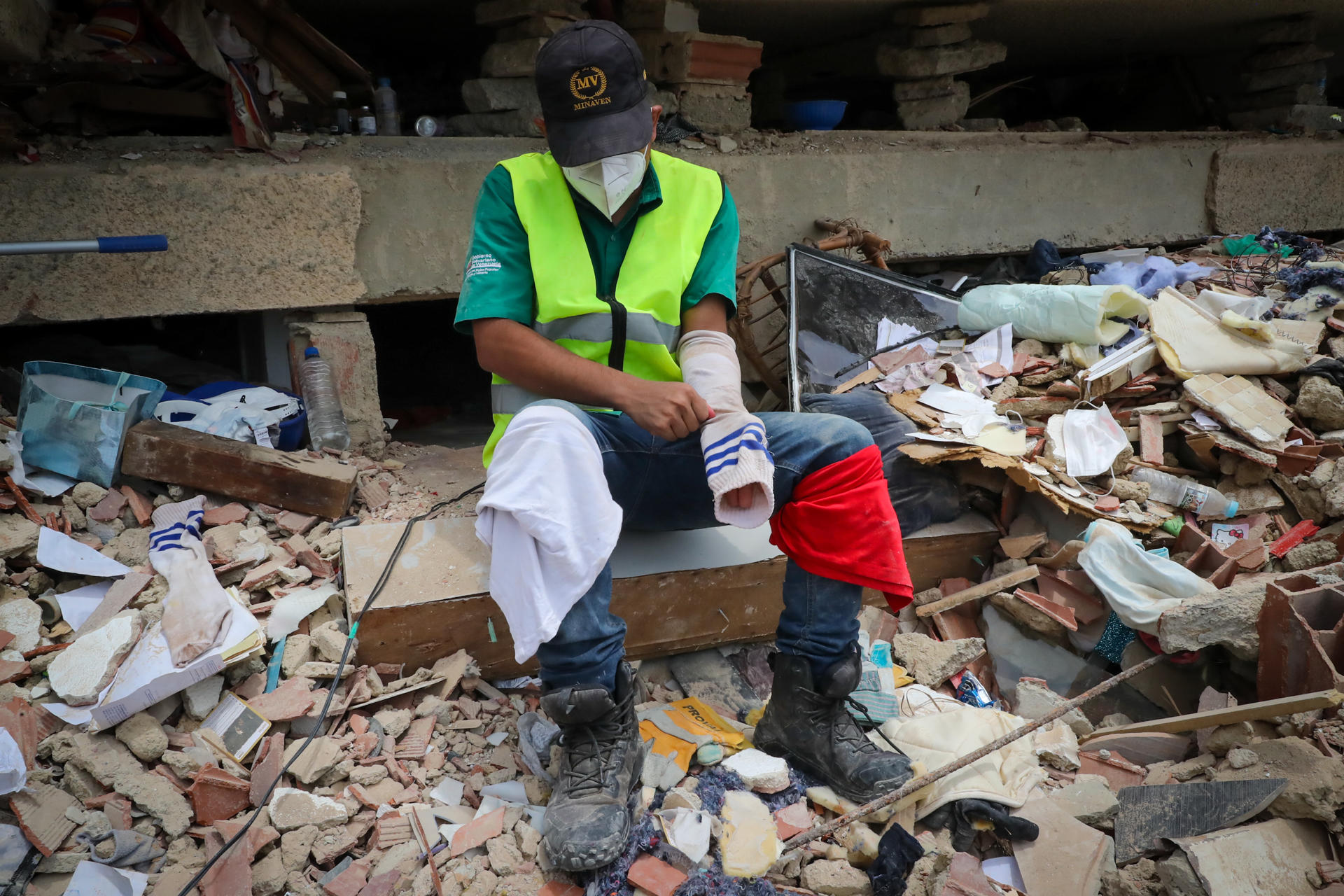 De la fiebre del oro al rescate: mineros venezolanos cambian su búsqueda para salvar vidas