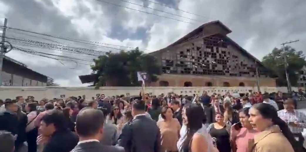 VIDEO: decenas de personas evacuaron edificios en Guatemala por sismo de 7,4 registrado este #17Jul