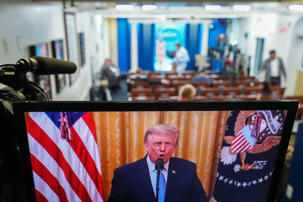 Las cadenas que se negaron a emitir el discurso de Trump se enfrentan a represalias del Gobierno