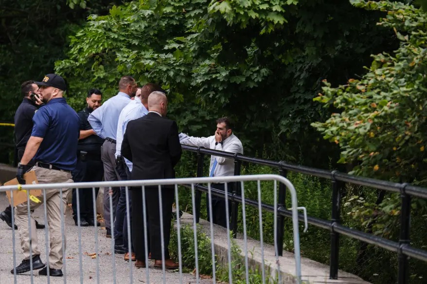 Hallaron a una mujer asesinada en Queens y horas después encontraron a su esposo colgado de un árbol