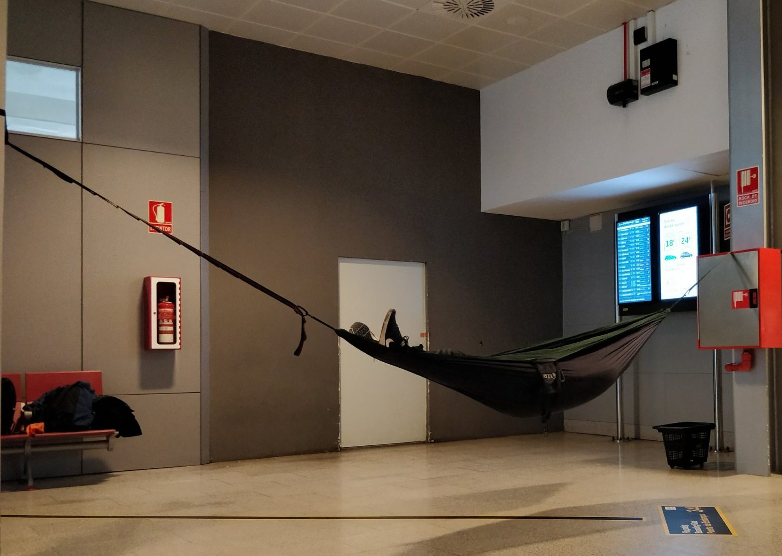 FOTOS: Viajeros encontraron una peculiar forma de descansar en aeropuertos de EEUU