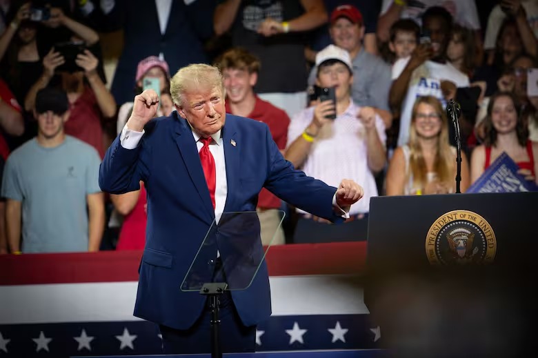 VIDEO: El imitador que terminó robándose el show en pleno discurso de Trump