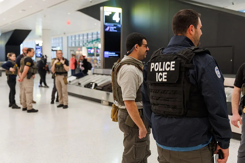 Alertaron sobre riesgos de viajar en avión ante aumento de arrestos de ICE