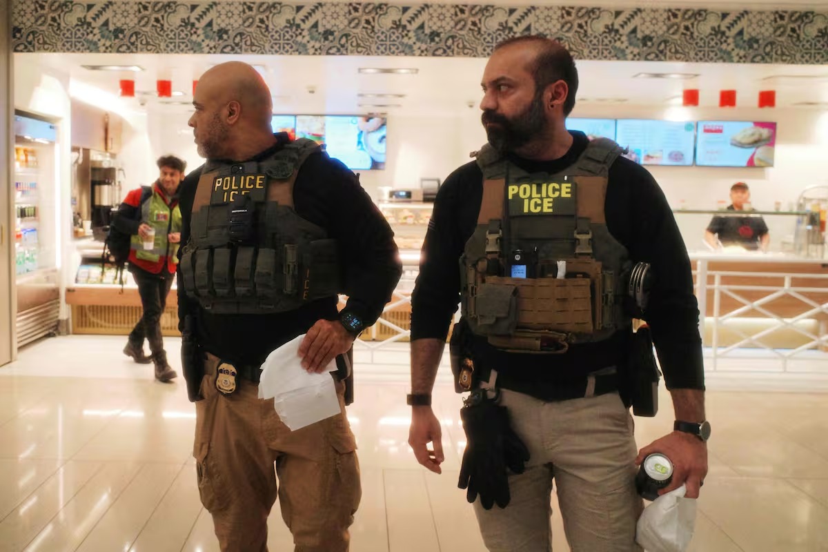 Bodas, trabajos y trámites en curso: a quiénes detiene ahora el ICE en los aeropuertos de EEUU