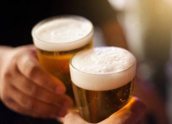 Bar de Wisconsin prometió cerveza gratis cuando muriera Trump y ahora enfrentará severas consecuencias