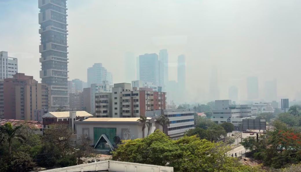 Incendio forestal en un parque natural cubrió de humo la ciudad colombiana de Barranquilla