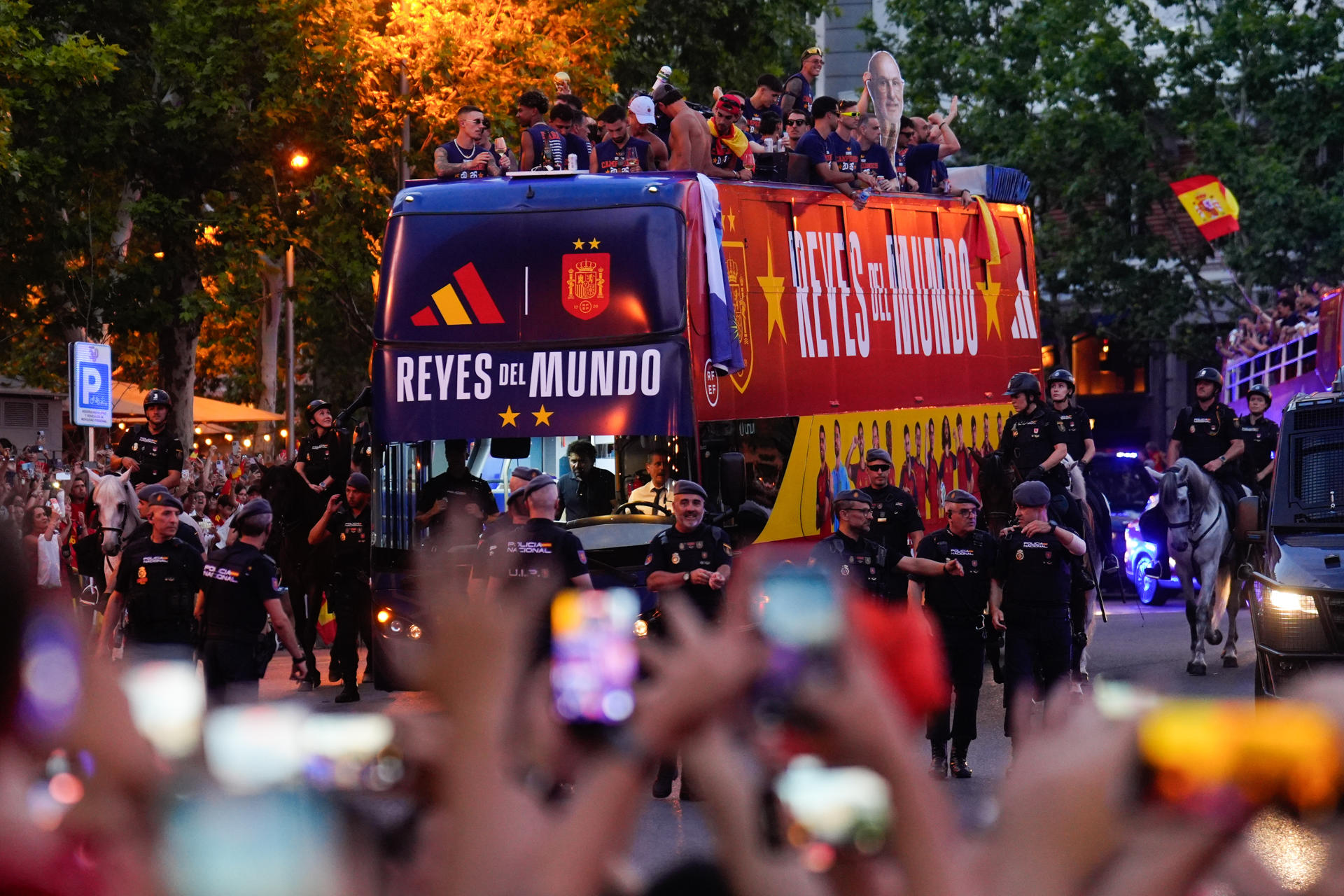 Madrid colapsó de alegría: 1,8 millones de españoles salieron a recibir a los campeones del mundo (FOTOS)