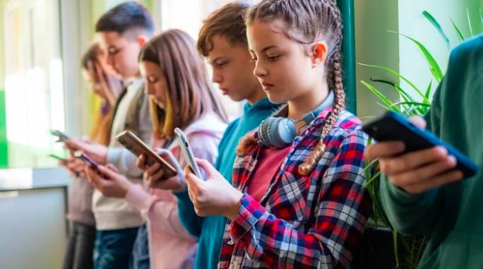 Francia se convirtió en el primer país de Europa en prohibir las redes sociales a menores de 15 años