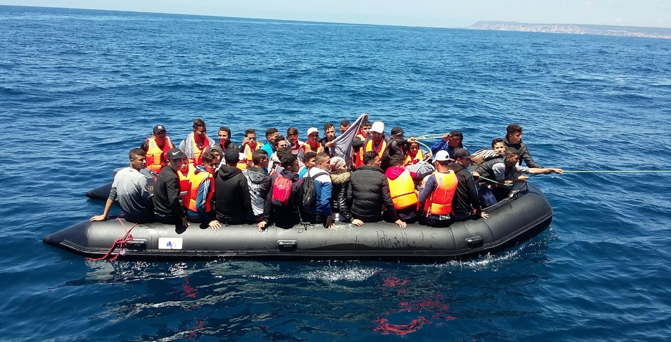 Interceptados en España 23 migrantes en una patera en la que murieron tres personas