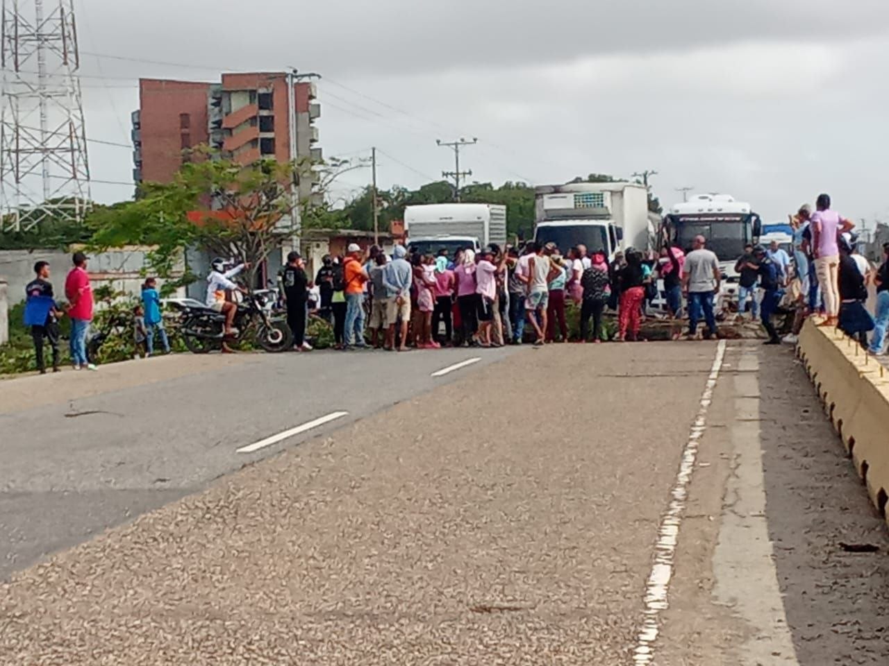 Trancaron la Morón-Coro por falta de agua en Tucacas