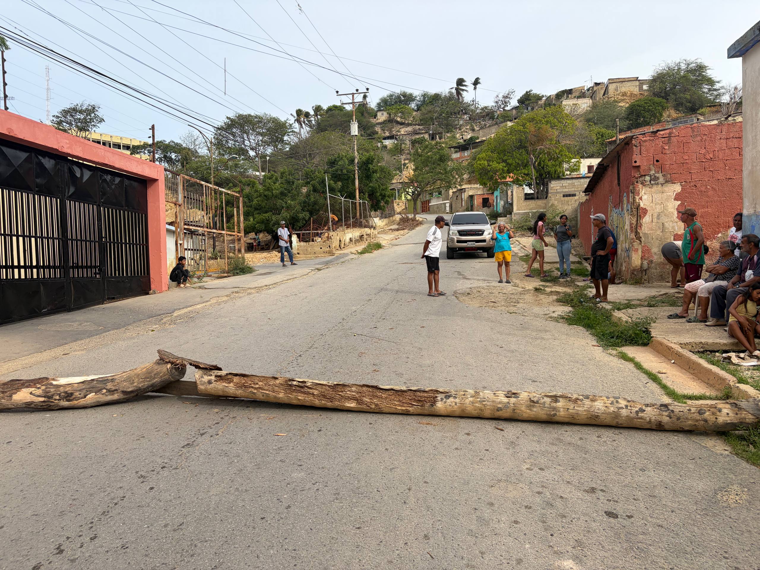 Más de 24 horas sin electricidad tienen vecinos de Las Parcelas en Cumaná
