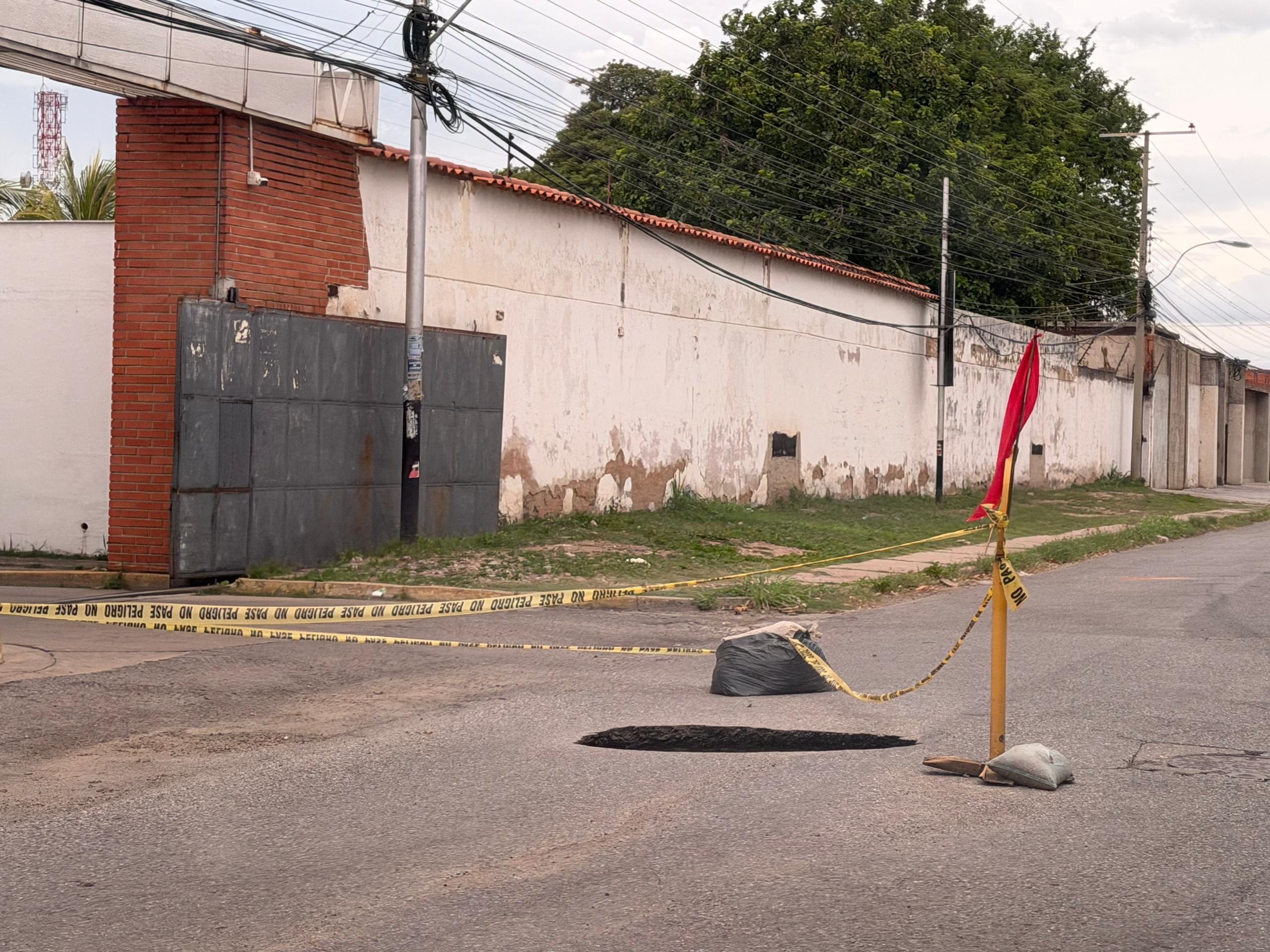 Socavamiento por colapso de colector amenaza a vecinos de Villas de Aragua