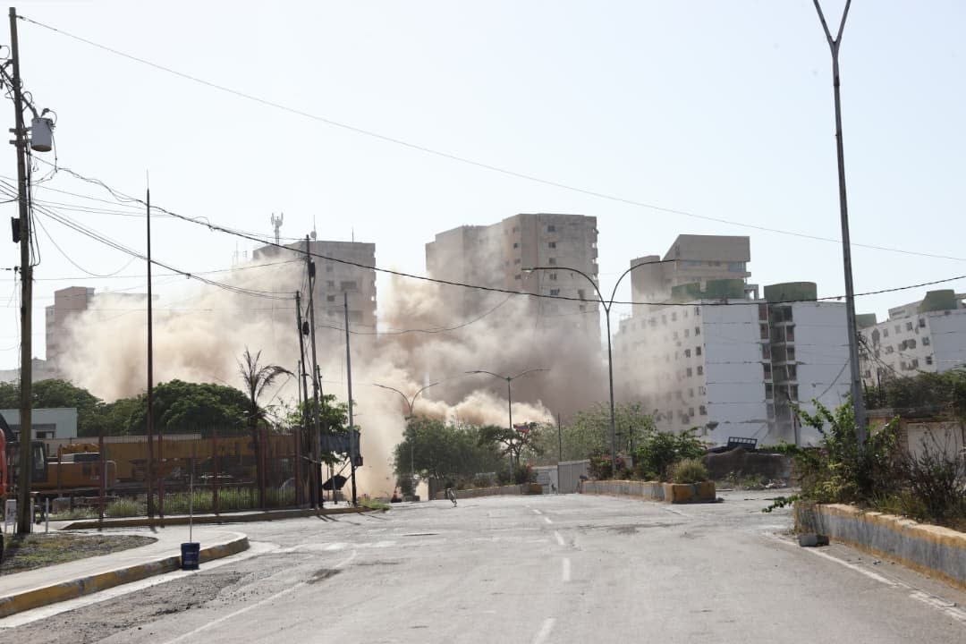 "¡Fuego a la carga!": Demolieron con explosivos un edificio afectado por los terremotos en La Guaira (VIDEO)