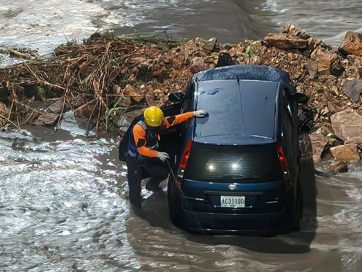¡Vivo milagro! Vehículo cayó al Río Turbio en lo que era el puente Yacural de Barquisimeto