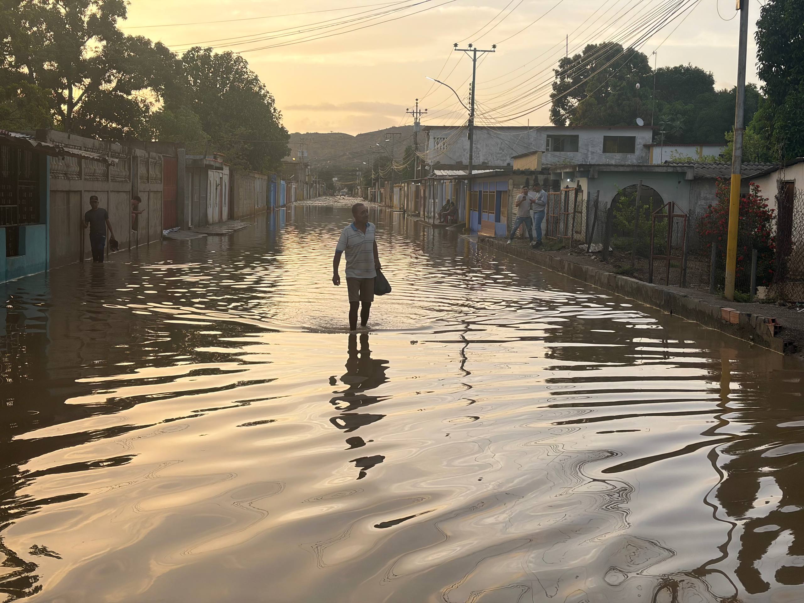Calles y avenidas inundadas en Cumaná dejó el paso de la onda tropical 31