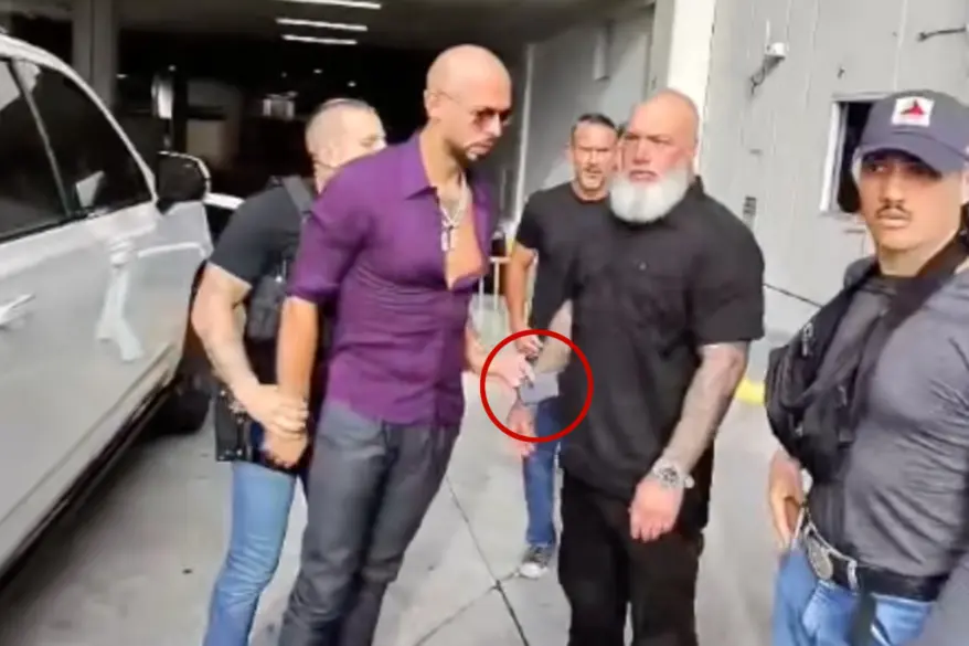 Andrew Tate intentó darle el teléfono a su guardaespaldas mientras era arrestado (VIDEO)