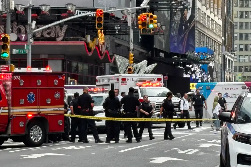 Pánico en Nueva York: Policía baleó a mujer que apuñaló a dos personas en Times Square