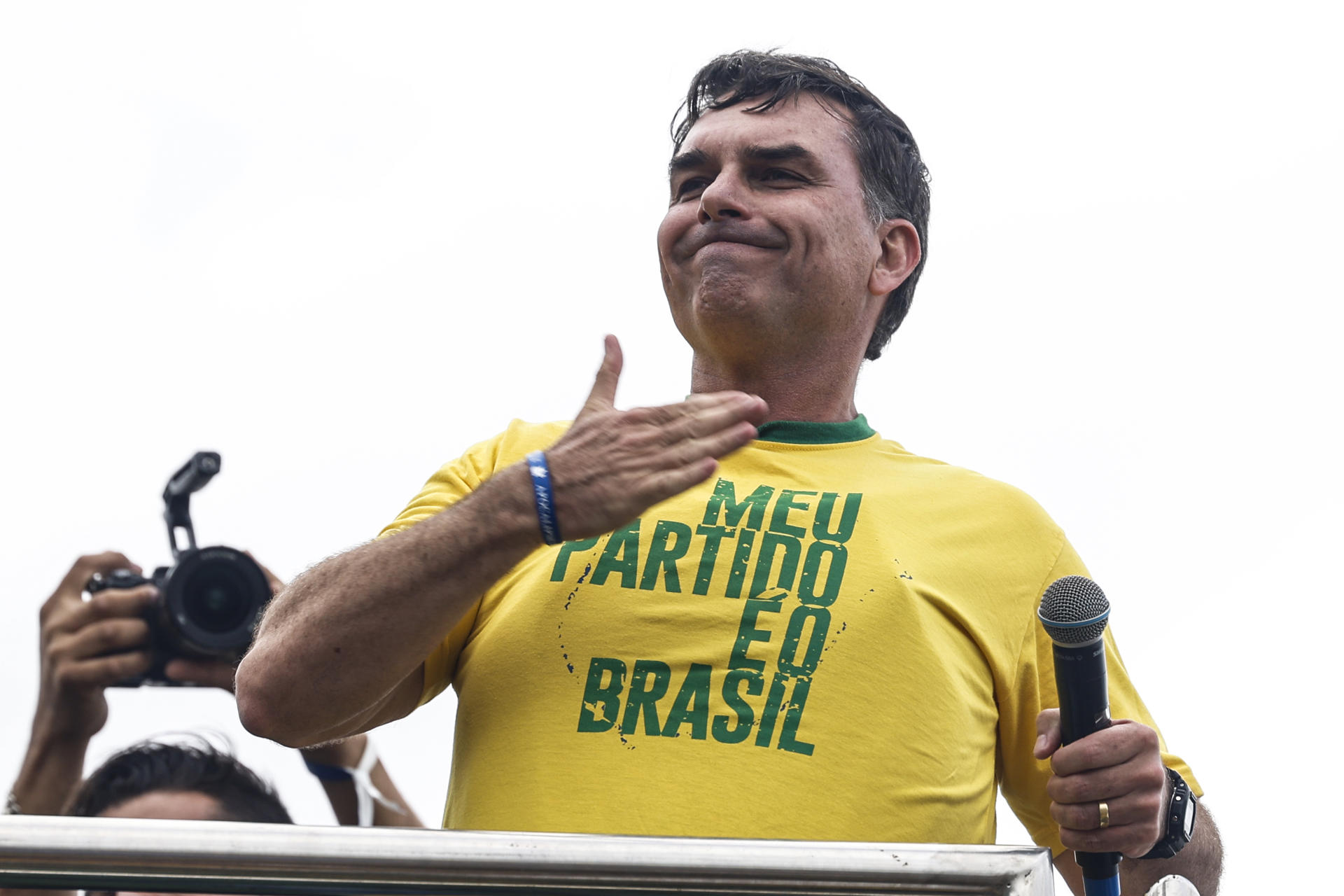 Flávio Bolsonaro espera que su padre le ponga la banda presidencial si gana en segunda vuelta