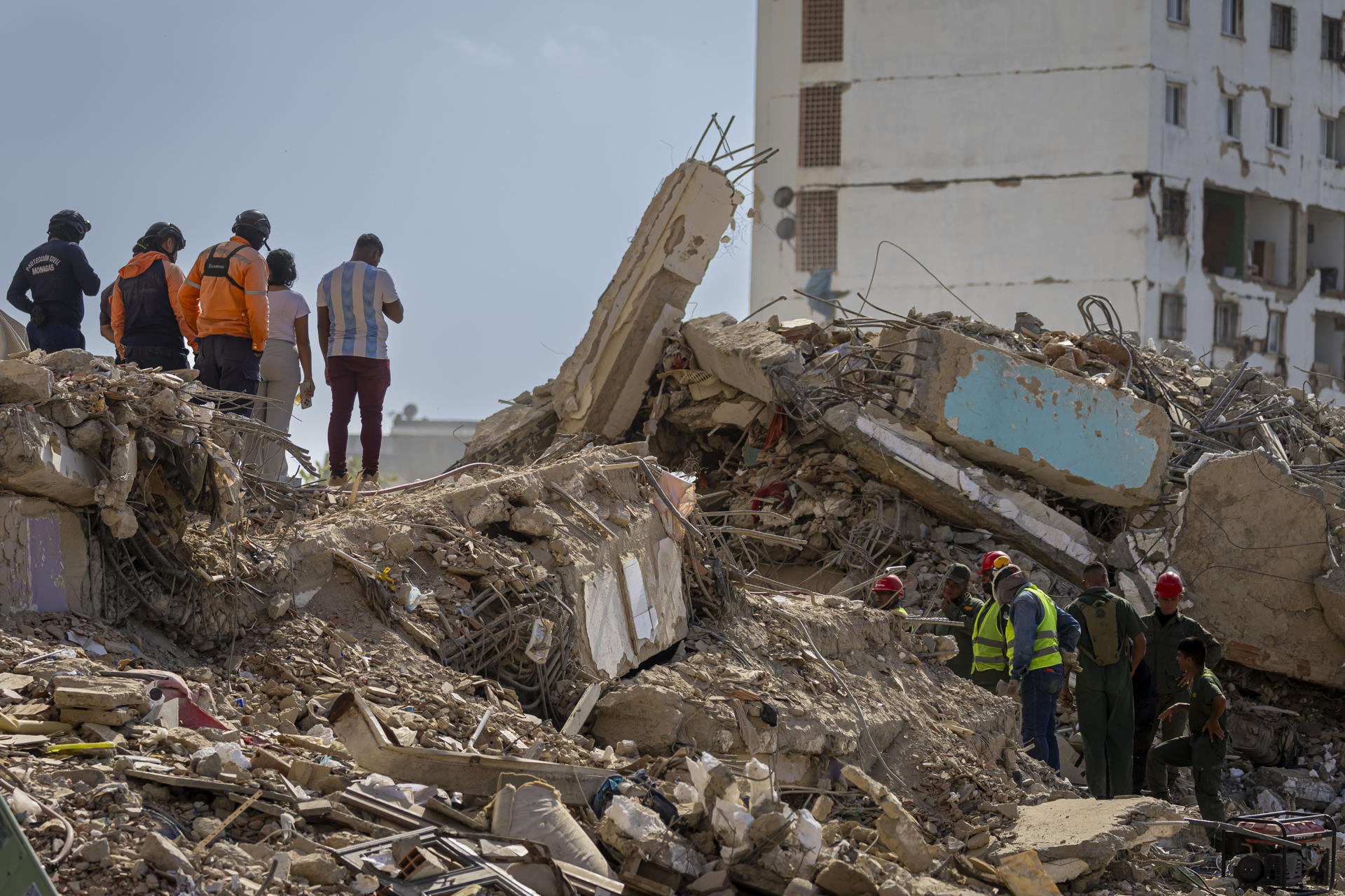 Ciudadanos limpian calles de La Guaira para ayudar a reducir contaminación tras los terremotos