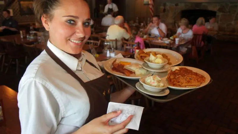 Por qué algunos restaurantes de EEUU están prohibiendo las propinas