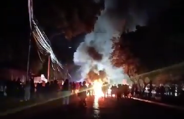 VIDEO: vecinos aplican cierre de vías y quema de cauchos hasta que vuelva la luz en Turmero