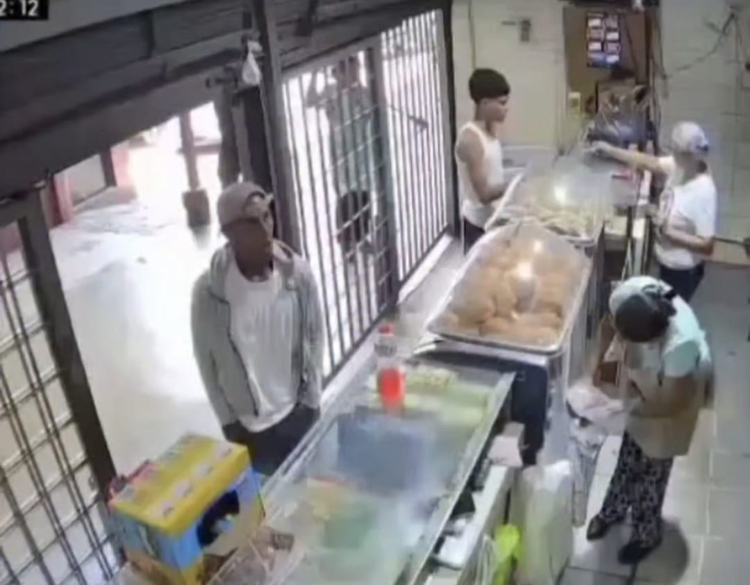 Cámara captó en VIDEO el descarado robo de un celular en una panadería de Caracas
