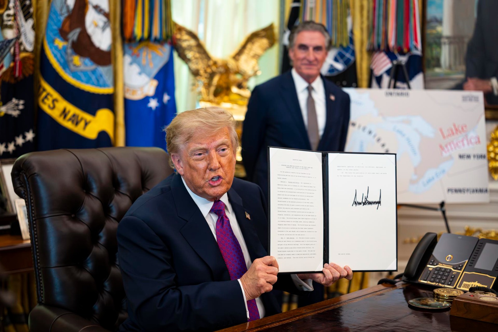 Trump planteó cambiar el nombre del Atlántico o el Pacífico por "océano América"