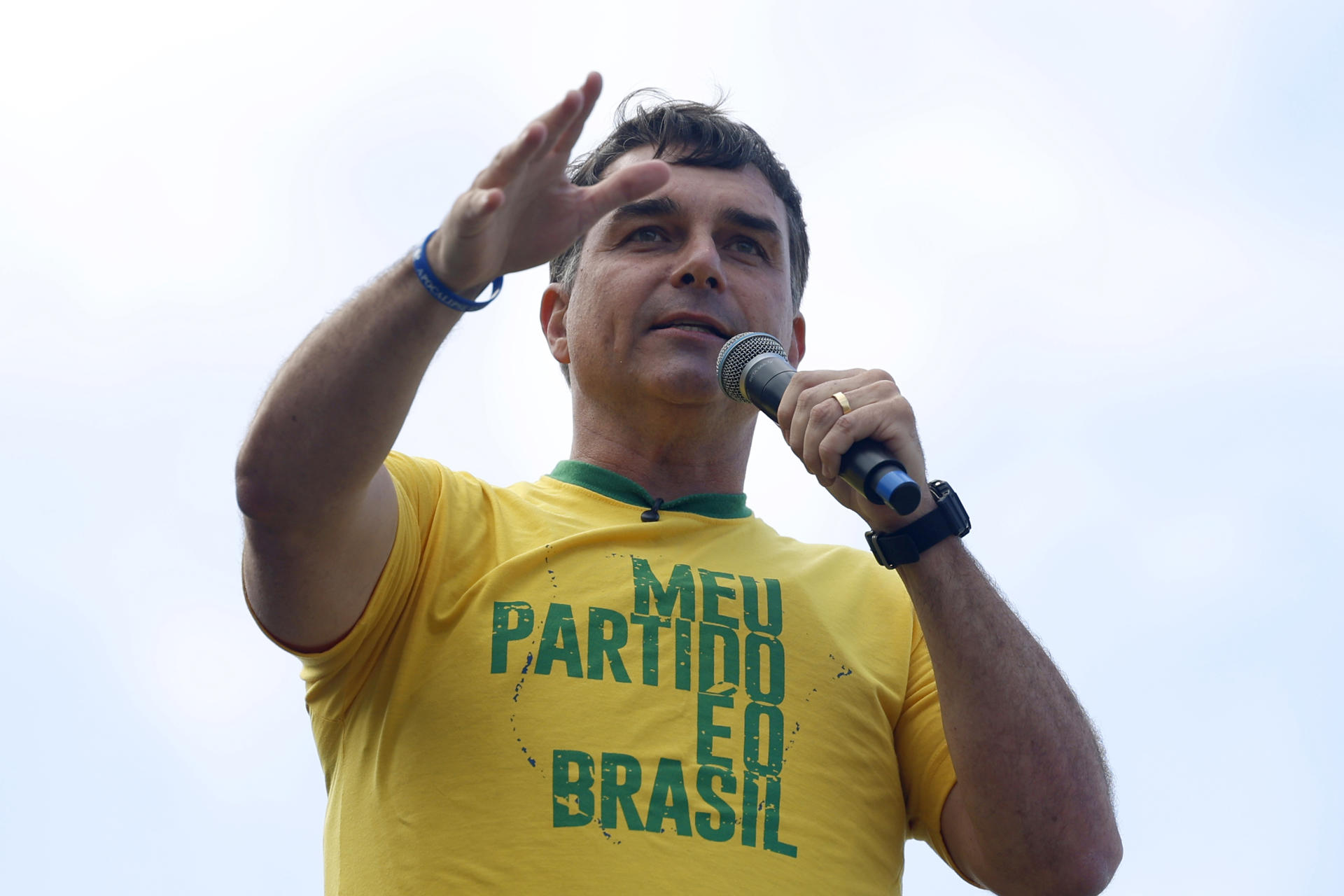 Quién es Flávio Bolsonaro, el hijo del expresidente que busca retar el poder de Lula da Silva en Brasil