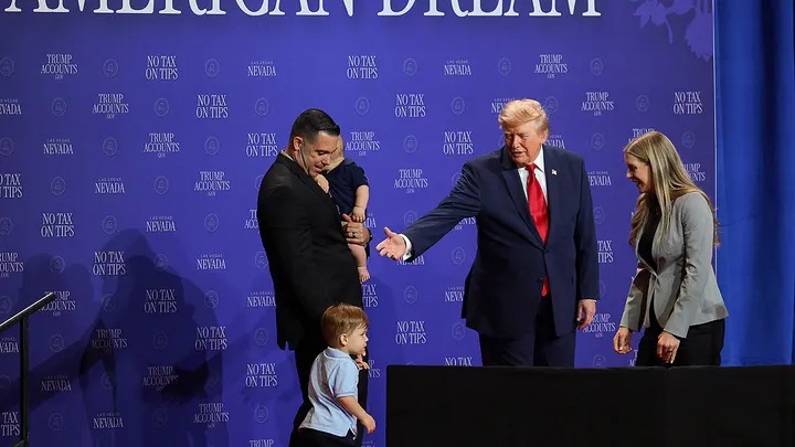 VIRAL: El inesperado comentario de Trump sobre Biden tras alcanzar a un niño en el escenario (VIDEO)