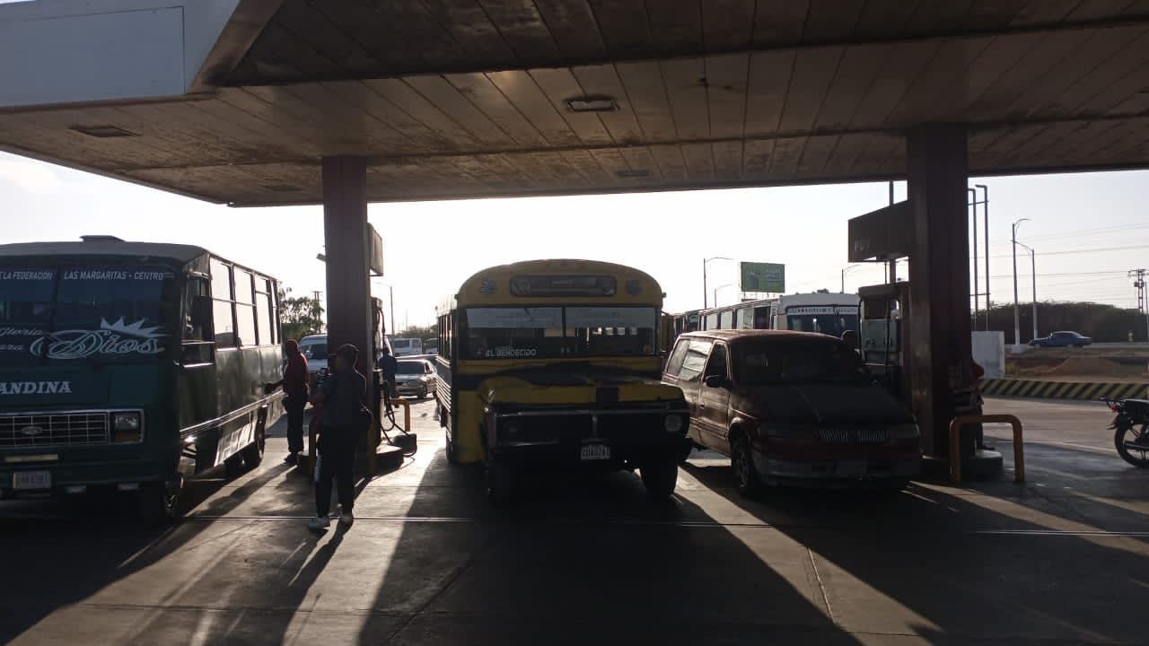 Transportistas exigen mayor litraje de combustible: "No podemos seguir trabajando a media marcha"
