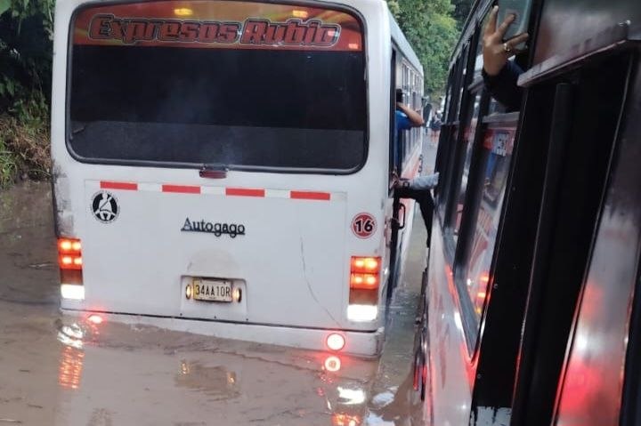 Tres unidades de transporte quedaron atascadas por el pésimo estado de la vialidad entre Rubio - San Cristóbal