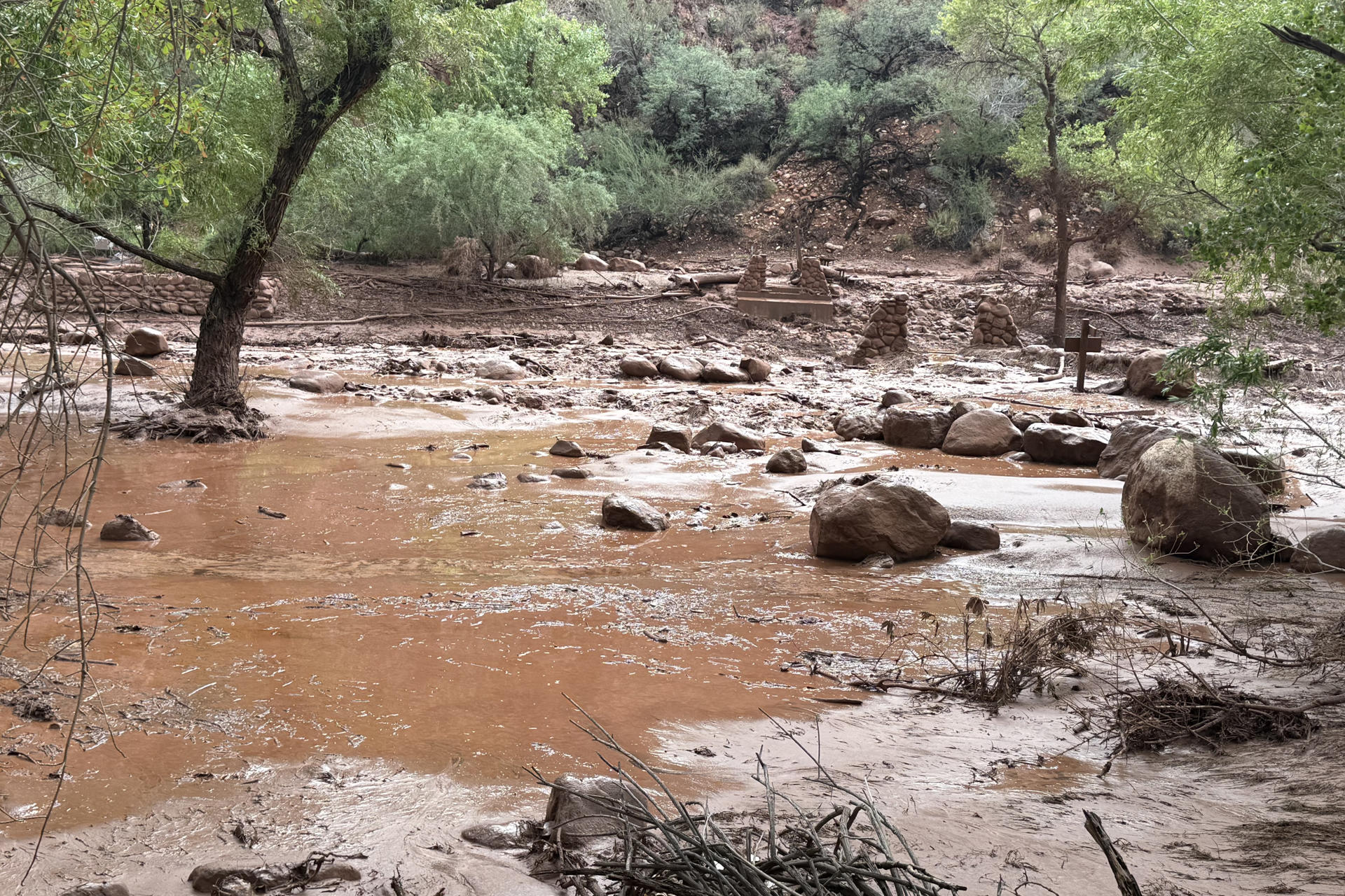 Evacúan a decenas de turistas del Gran Cañón tras fuertes y repentinas inundaciones