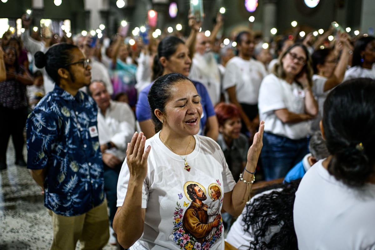 Los sobrevivientes de los terremotos en Venezuela se refugian en la fe