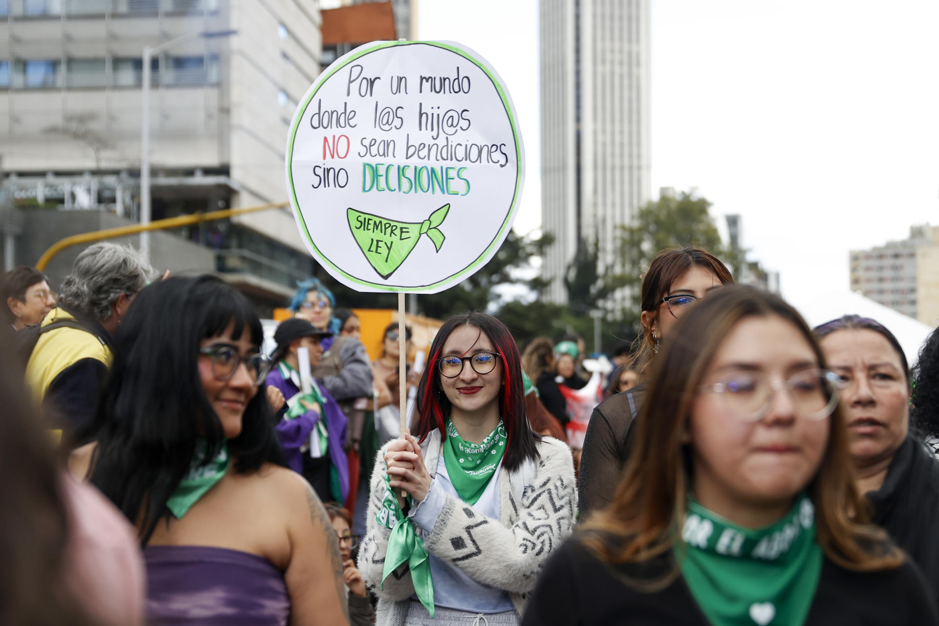 Cientos de mujeres marcharon en Colombia para defender el derecho al aborto