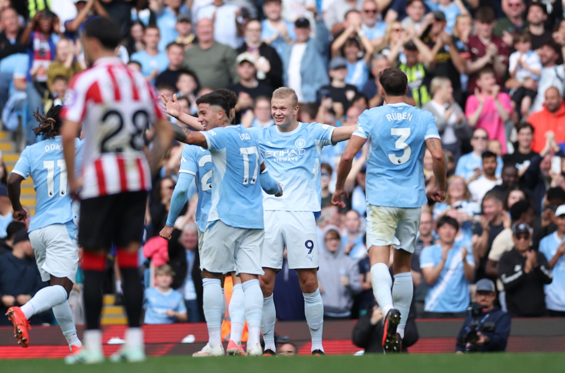 Manchester City sobrevivió a un festival de goles ante Sunderland y quedó solo en la cima