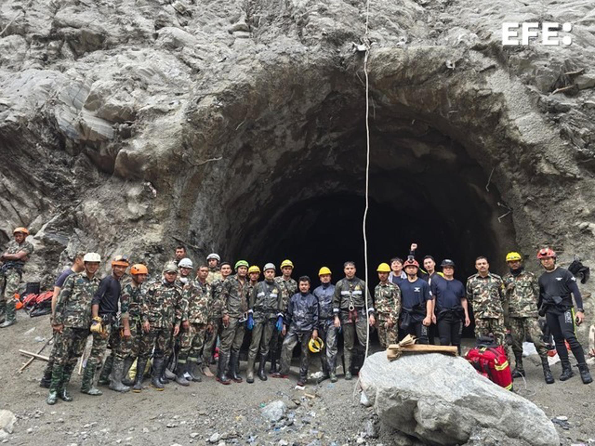 Nepal intensificó el rescate de más de 900 trabajadores atrapados en túneles tras devastadoras riadas