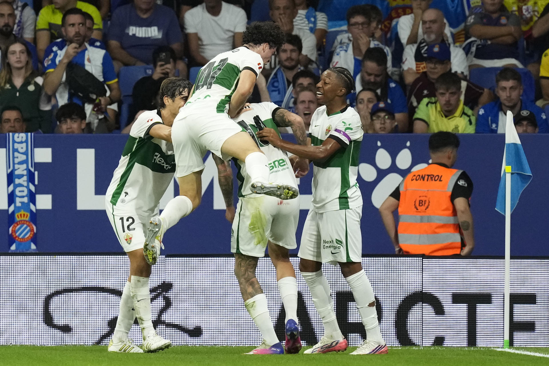 Jugó con diez durante casi todo el partido y aun así ganó: la hazaña del Elche ante Espanyol en LaLiga