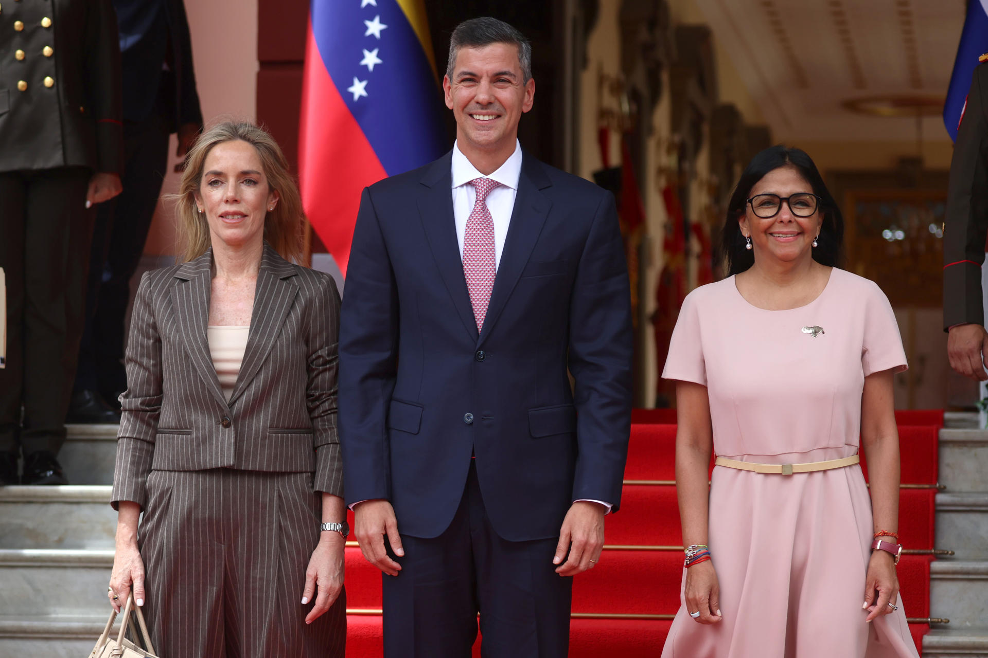Partido opositor en Paraguay lanzó fuertes críticas a Santiago Peña por reunirse con Delcy Rodríguez