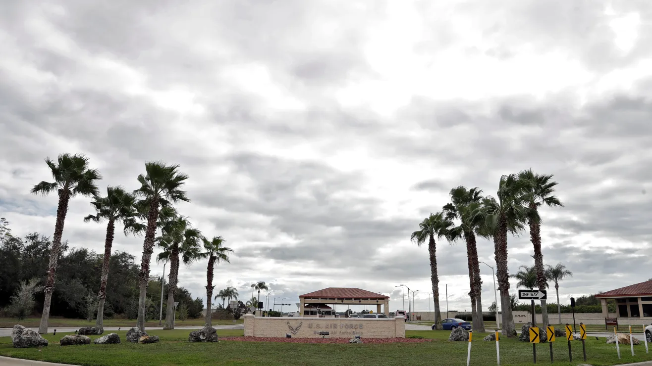 Detuvieron a un civil tras irrumpir en una base de la Fuerza Aérea en Florida y atacar a policías