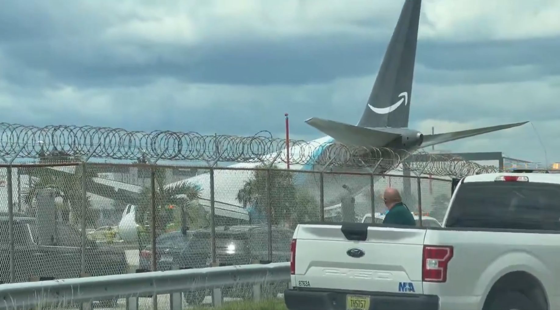 VIDEO: avión de Amazon Air se salió de la pista y causó una emergencia en Miami