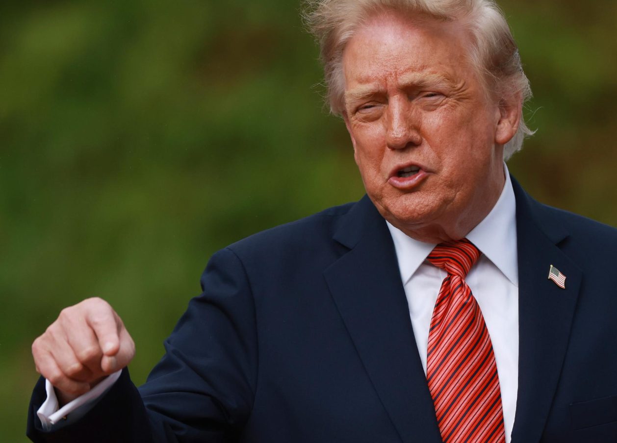 Trump insistió en cambiar el nombre de la IA y lanzó nueva votación