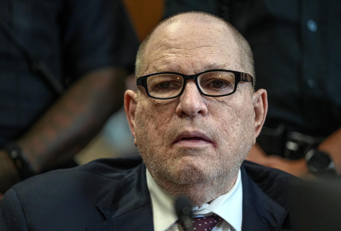 Harvey Weinstein recibió larga condena en segundo juicio por abusar de una asistente de producción