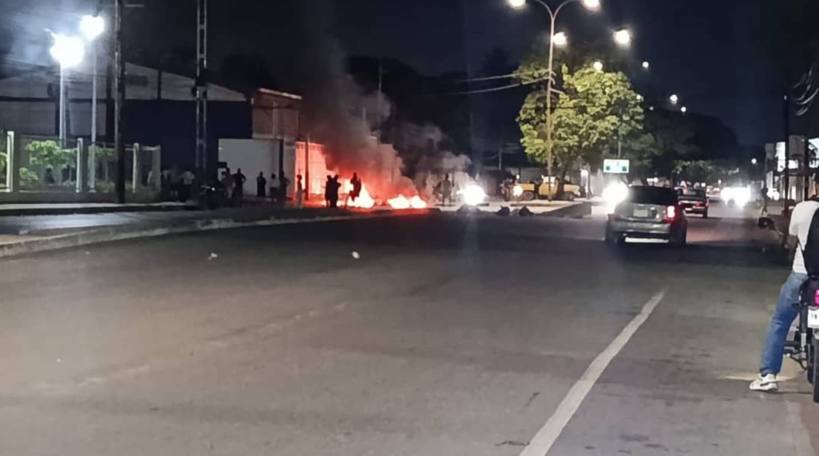 VIDEO: madre de joven autista clama por luz eléctrica mientras las protestas estremecen Maracay