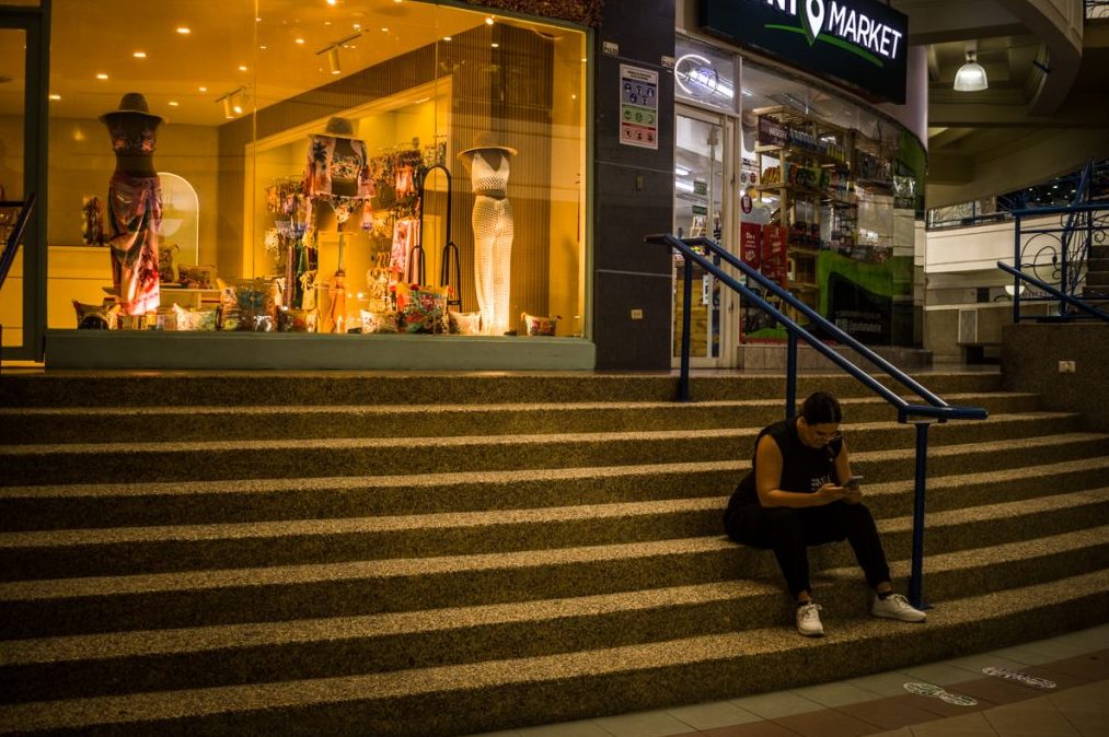 Cortes eléctricos en Valencia se prolongan hasta cuatro días y golpean a comercios y familias