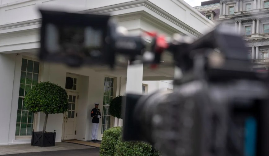 La Casa Blanca niega el acceso a MS NOW después de que Trump anunciara que vetaría a la cadena, a CNN y a Politico