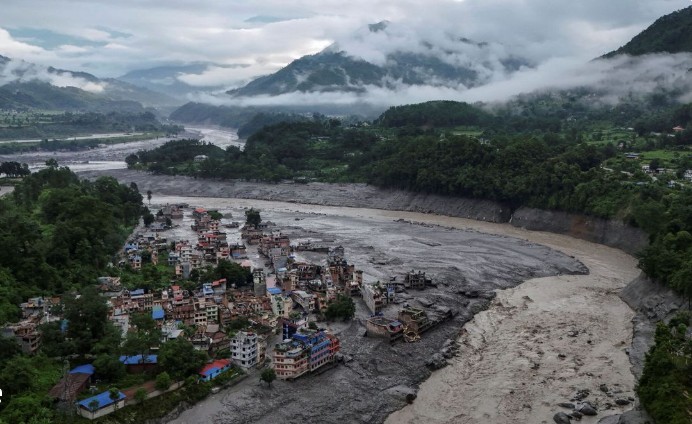 Al menos cuatro muertos y 12 desaparecidos en Nepal tras un alud en la base del pico Himlung