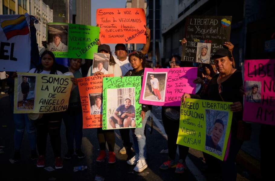 Un tribunal decide si inculpar a la Administración Trump por desacato al deportar a venezolanos a El Salvador