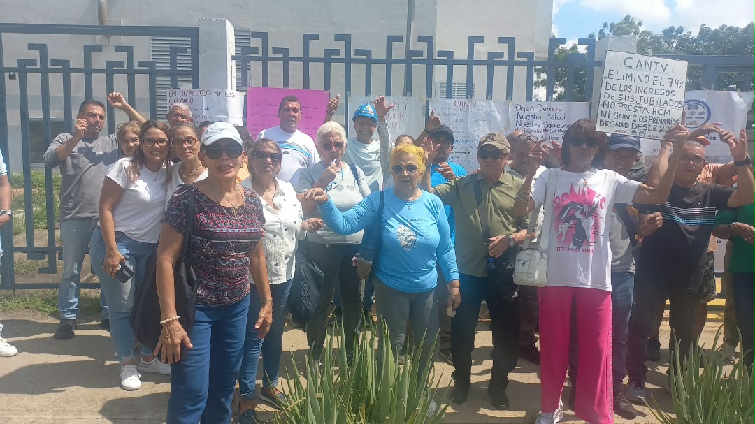 Jubilados de Cantv en Carabobo se unieron al "firmazo" nacional
