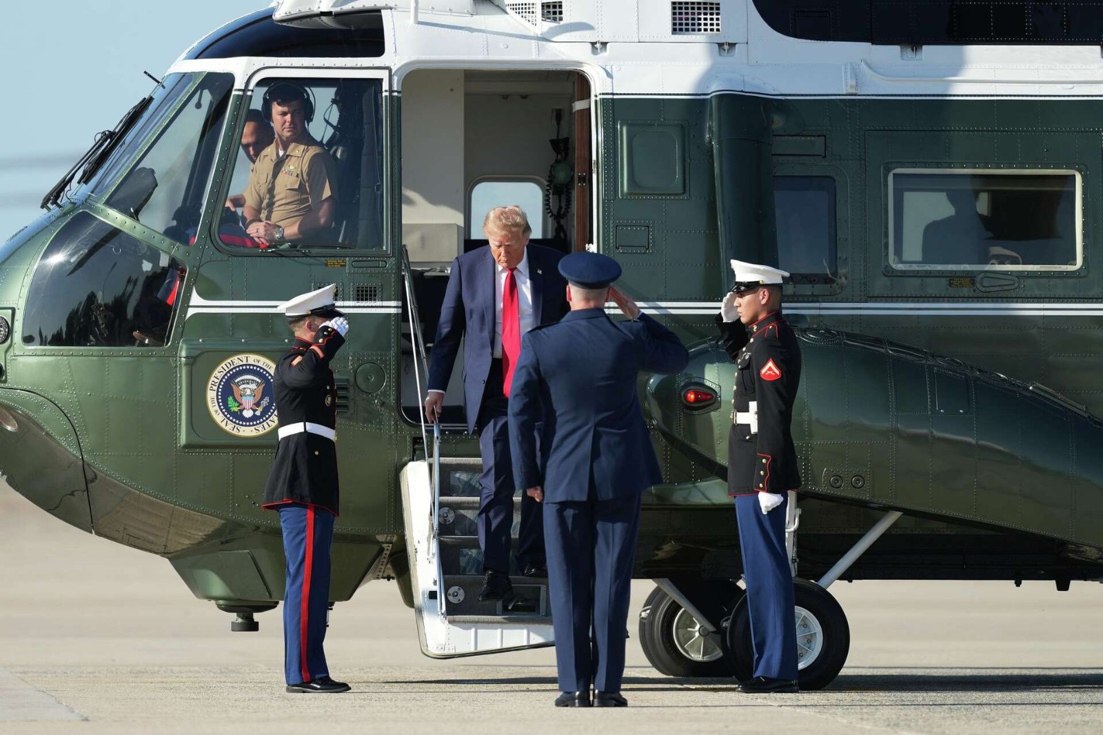 Trump inauguró nuevo helipuerto de la Casa Blanca en medio de disputa con medios