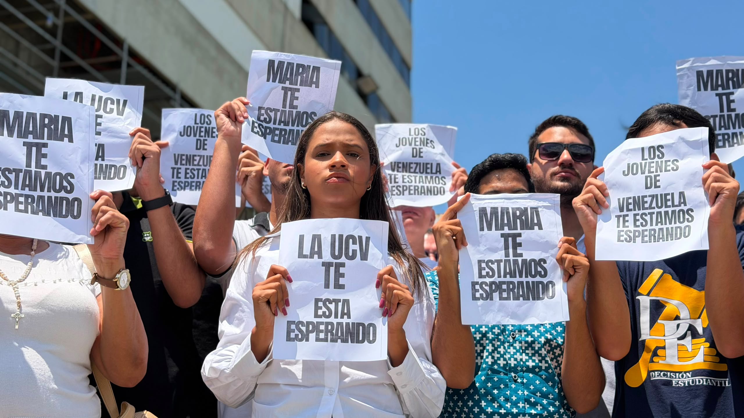 Estudiantes de la UCV protestaron en Maiquetía para exigir el regreso de María Corina Machado (FOTOS)